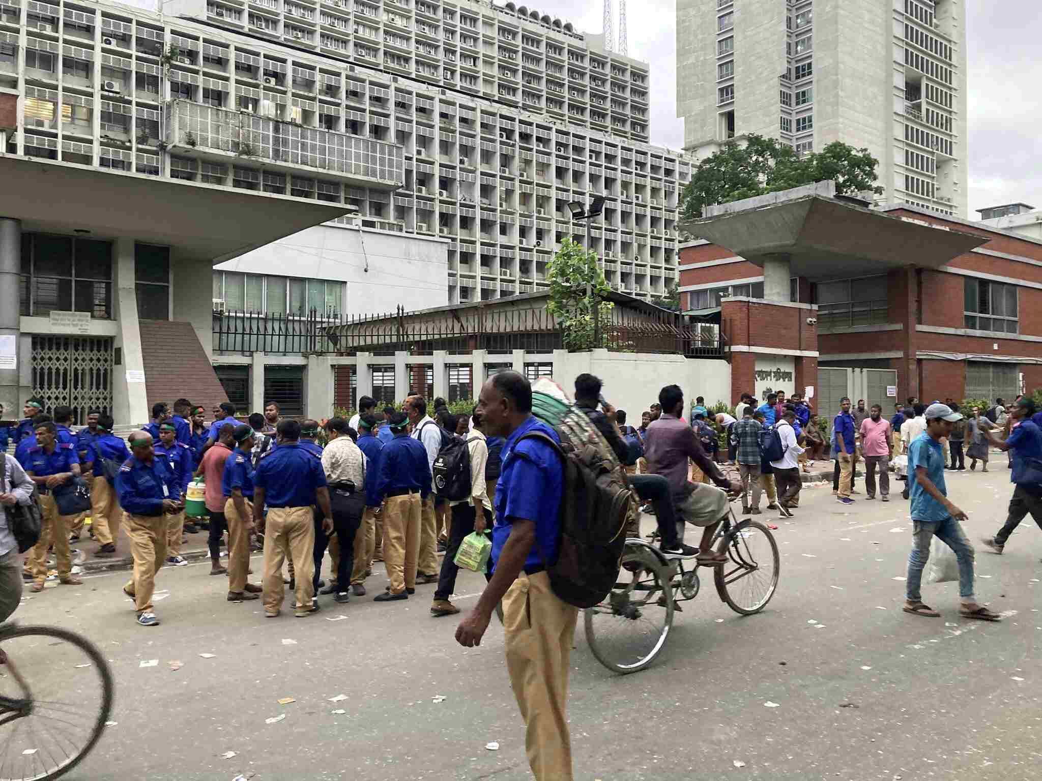 সচিবালয়ের সামনে গ্রাম পুলিশ সদস্যদের অবস্থান