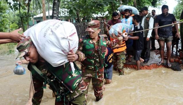 বন্যার্তদের সহযোগিতায় ৬ জেলায় চলছে সশস্ত্র বাহিনীর কার্যক্রম