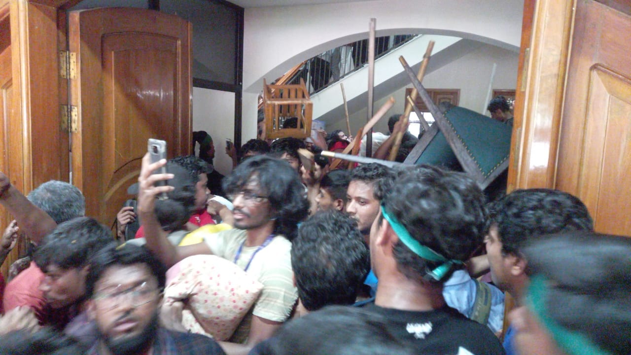 Students and Public Protesters in the Ganabhaban