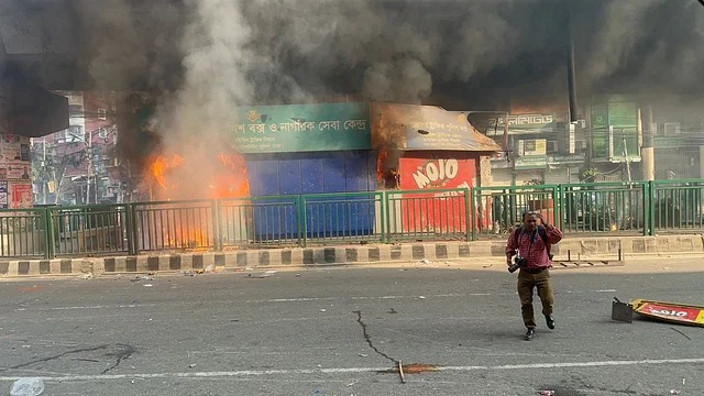 সংঘর্ষকালে ২ জনের মৃত্যু ও অর্ধশতাধিক গাড়িতে অগ্নিসংযোগের হিসাব দিলো ডিএমপি