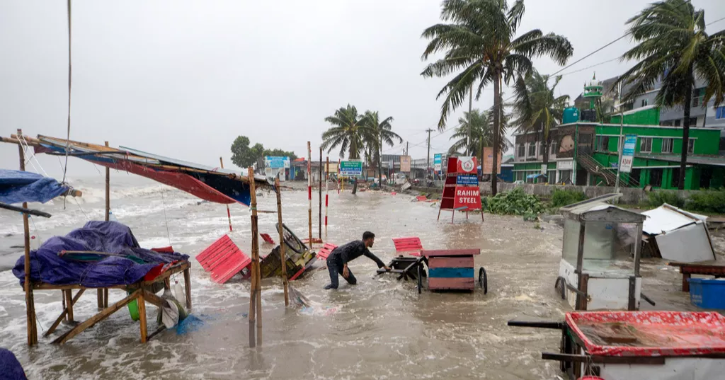 Cyclone Remal finishes its coastward journey, currently over Koyra in Khulna