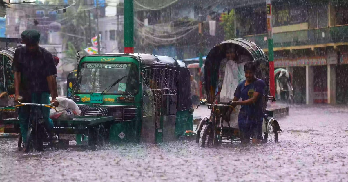 Heavy rain triggers severe waterlogging in Ctg for 4 days