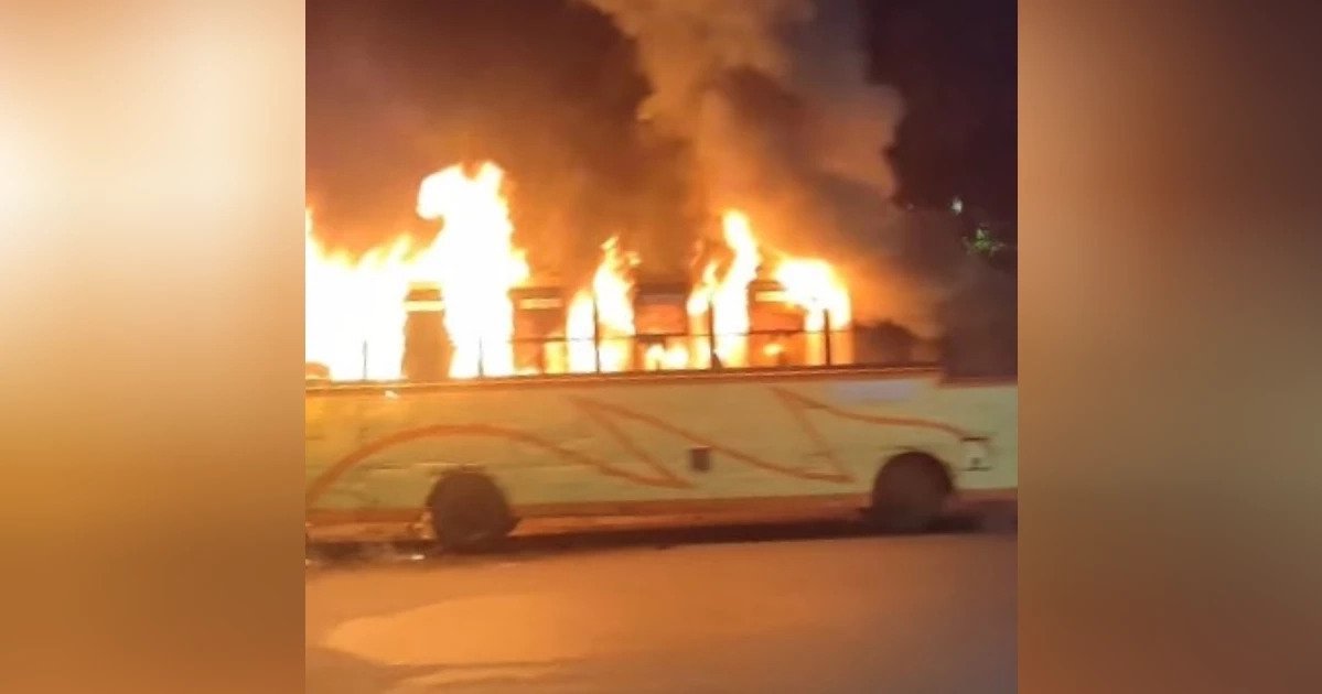 Opposition Blockade: 5 buses set on fire in Dhaka on Wednesday