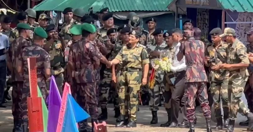 BSF officials Sonali Mishra visits Hili border check post in Dinajpur