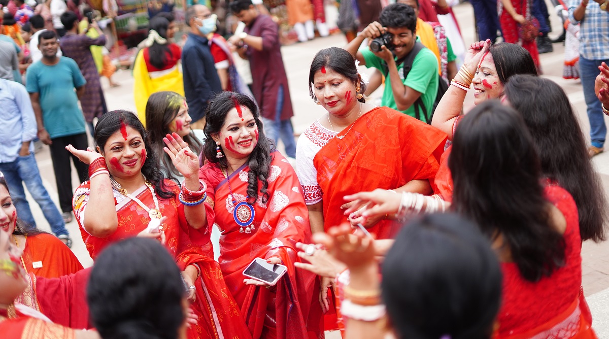 বিজয়া দশমী : দেবীর ইঙ্গিতকে আশীর্বাদ রূপে দেখছে ভক্তরা