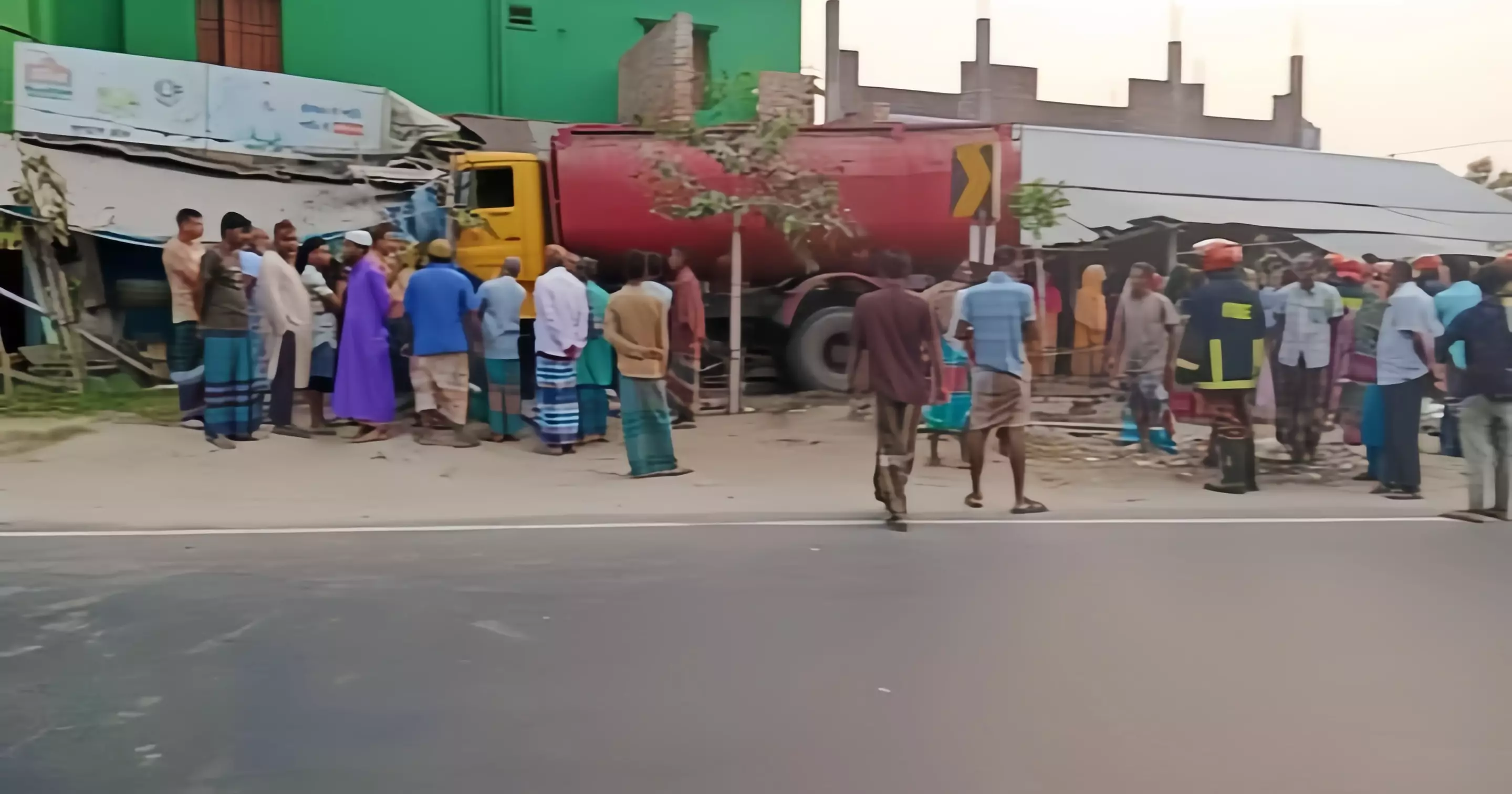 Tank lorry ploughs into shop, kills 2 in Dinajpur