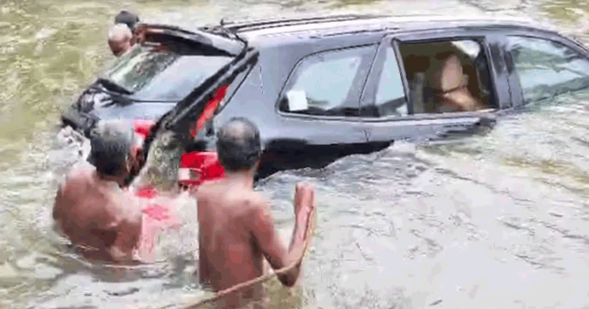 গুগল ম্যাপ দেখে গাড়ি চালিয়ে পানিতে চার পর্যটক