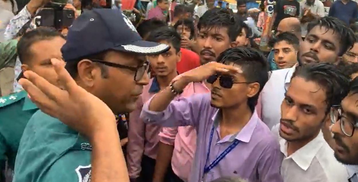 প্রথমে শাহবাগ, নীলক্ষেত, এখন সাইন্সল্যাব অবরোধ করে উচ্চ মাধ্যমিক পেছানোর দাবিতে বিক্ষোভ করছে কলেজ শিক্ষার্থীরা