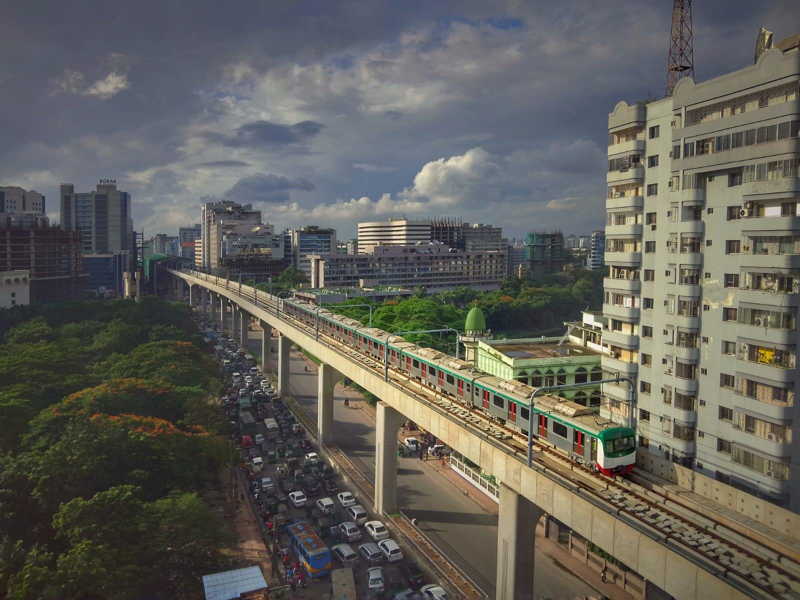 Enthusiastic commuters witness metro rail‍‍`s test run on Agargaon-Motijheel