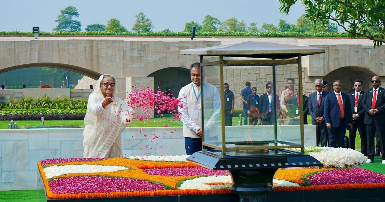 দিল্লিতে মহাত্মা গান্ধীর প্রতি প্রধানমন্ত্রী শেখ হাসিনার শ্রদ্ধা