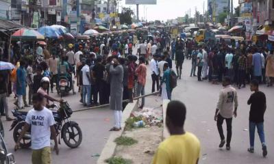 Khulna University: Commuters suffer as protesting students block highway