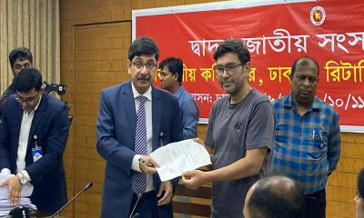 নির্ধারিত সময়ের পর মনোনয়ন দাখিল করতে আসছেন প্রার্থীরা, সময় না বাড়ায় ক্ষোভ