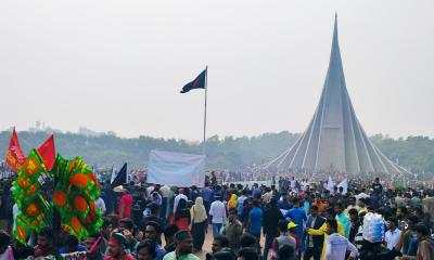 শহিদদের প্রতি শ্রদ্ধা জানাতে স্মৃতিসৌধে মানুষের ঢল