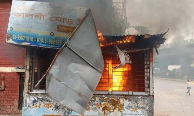 Autorickshaw protesters torch traffic box in Mirpur, disrupting traffic flow