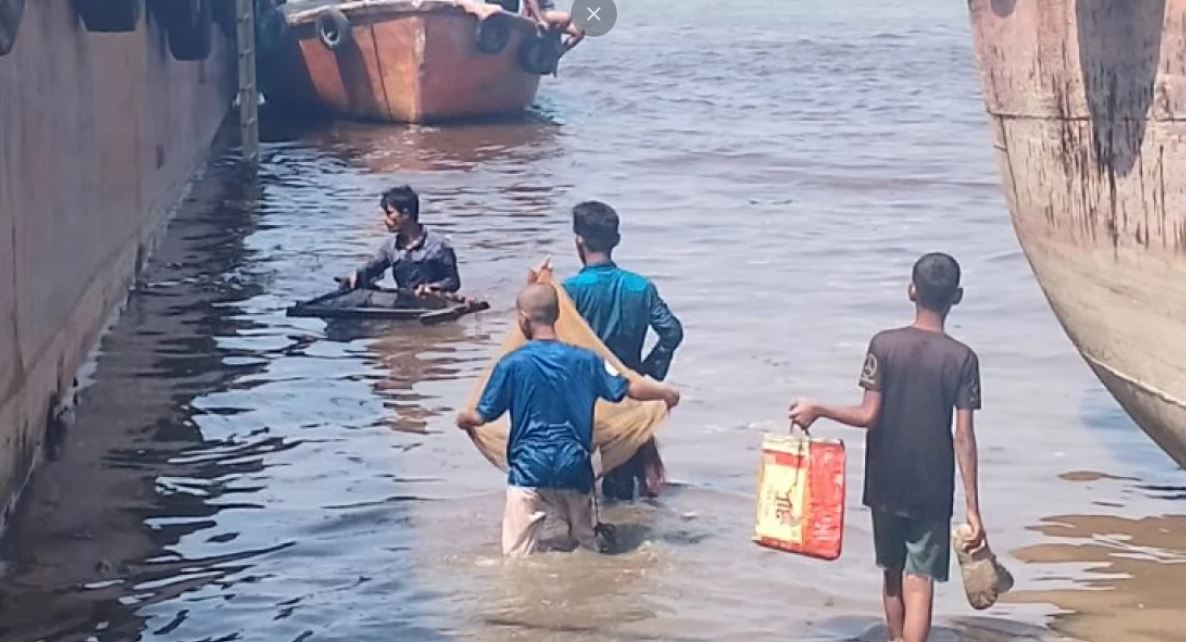 Sugar mill garbage fire turns Karnaphuli into red river, leading to mass fish deaths