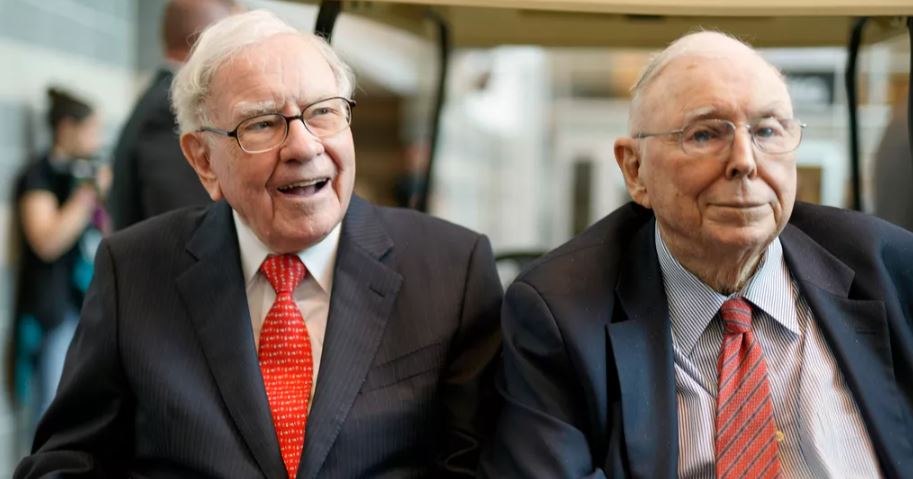 In his annual letter, Warren Buffett tells investors to ignore Wall Street pundits