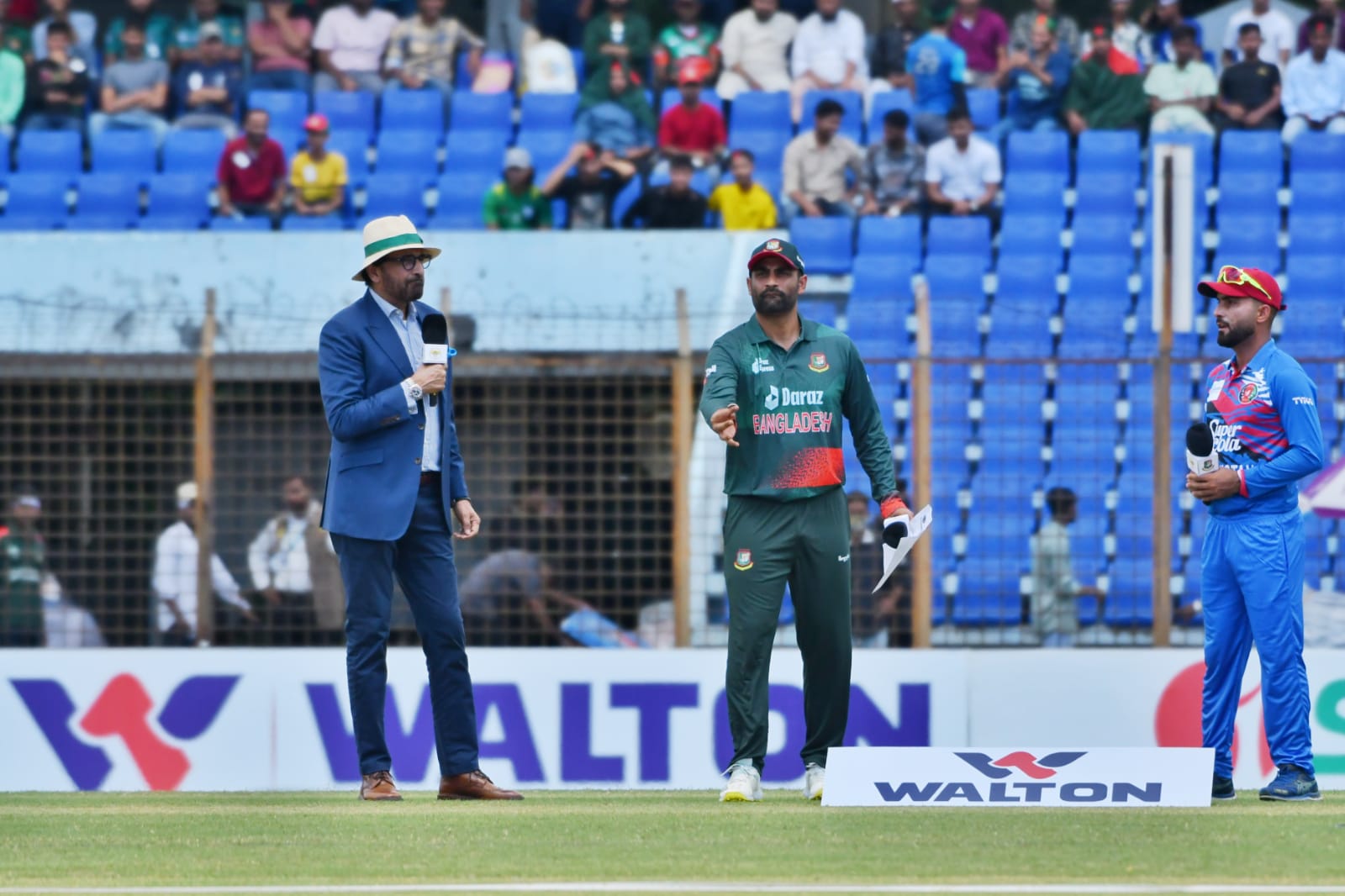 তামিমকে নিয়েই একাদশ , টসে হেরে ব্যাটিংয়ে বাংলাদেশ