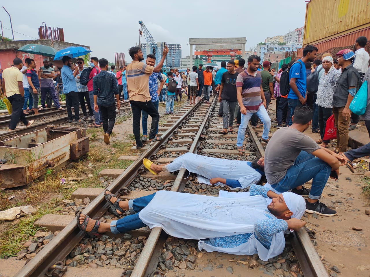 Workers block rail lines at Karwan Bazar suspending Dhaka‍‍`s rail service to other parts