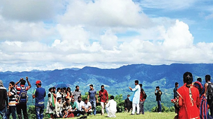 ছুটিতে পর্যটকদের ভিড়: গাড়ি-রাস্তা-তাঁবুতেও রাত কাটাচ্ছেন অনেকে