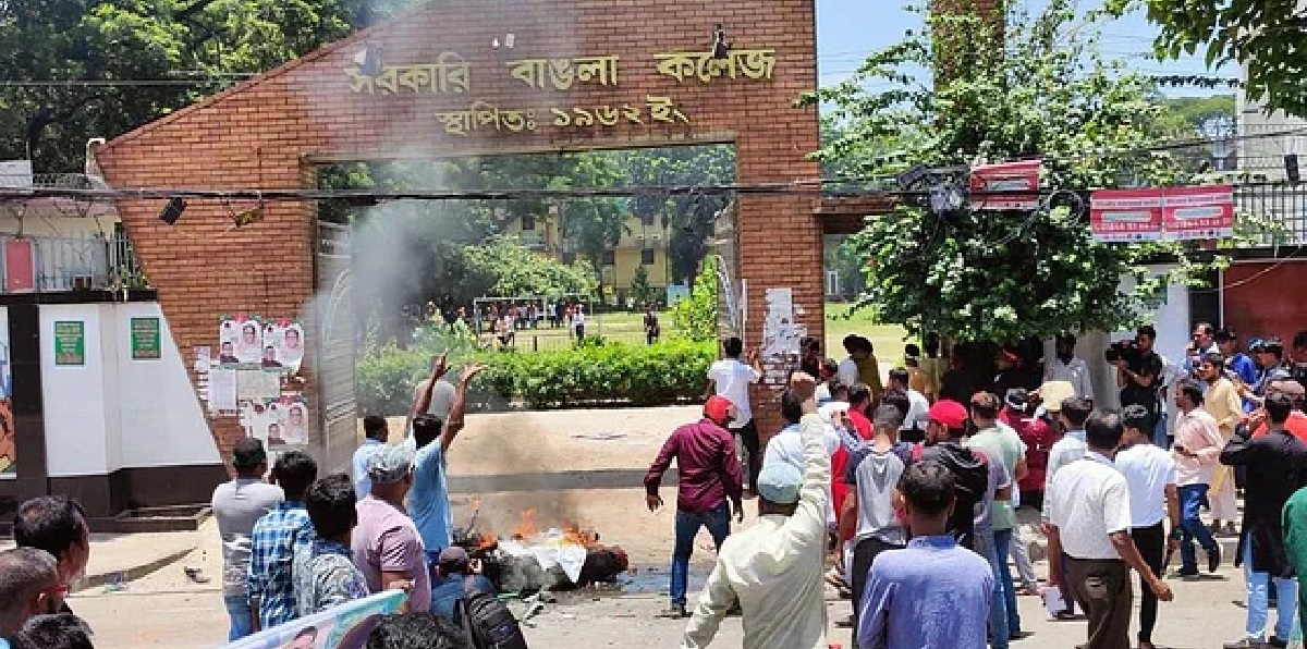 সরকারি বাঙলা কলেজের সামনে বিএনপির পদযাত্রায় হামলা