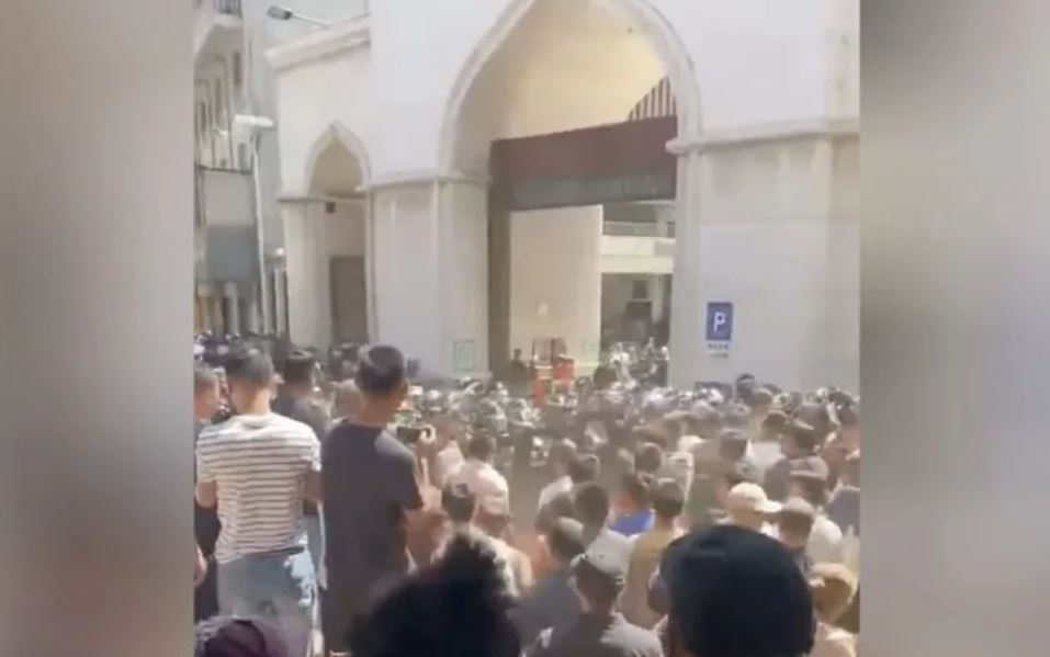 Chinese Muslims clash with police to defend 13th-century mosque