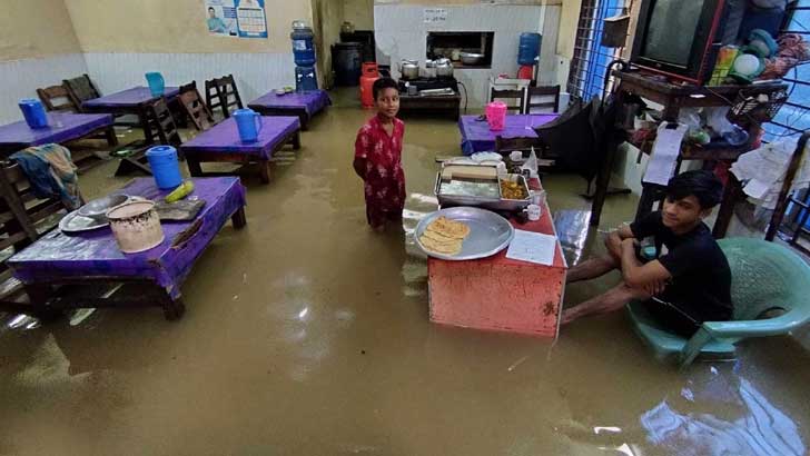 চট্টগ্রামে টানা বৃষ্টিতে জলাবদ্ধতা