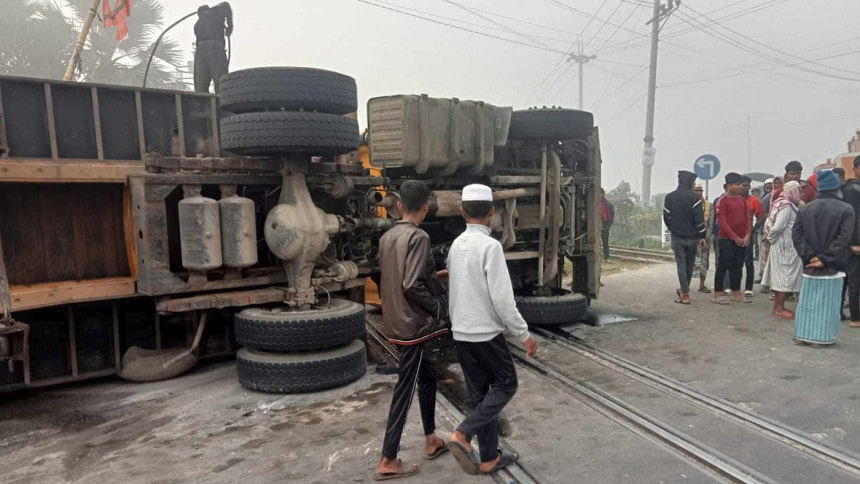 Overturned lorry halts rail traffic in Dhaka-Ctg route for 3 hrs