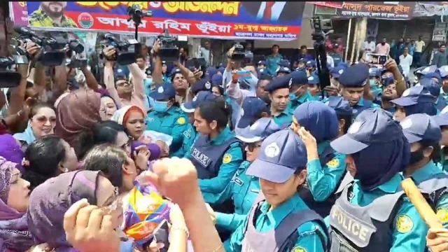 নারী দিবসে মহিলা দলের শোভাযাত্রায় পুলিশের বাধা