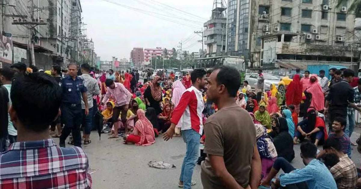 বকেয়া বেতনের দাবিতে গাজীপুরে পোশাক শ্রমিকদের বিক্ষোভ