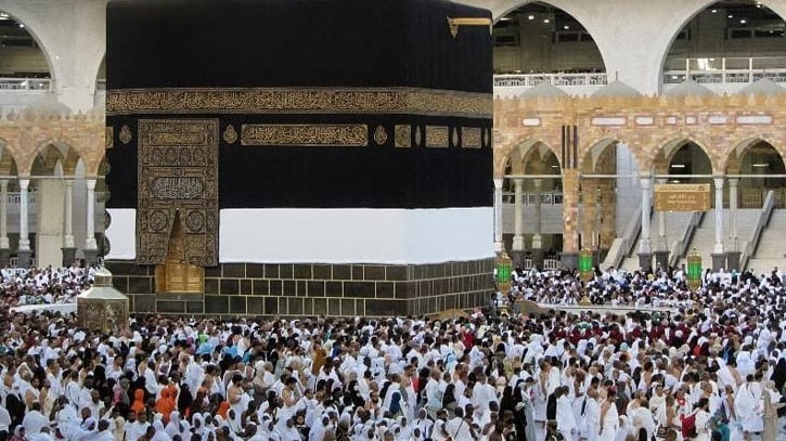 Huge crowds circle Kaaba as hajj begins in Saudi heat