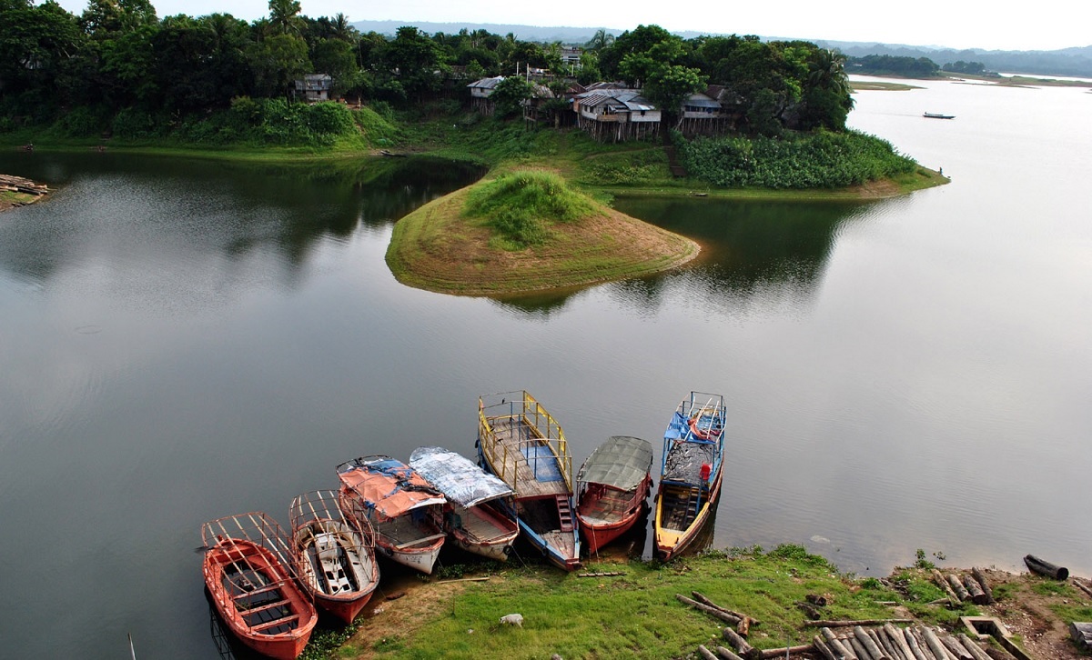 কাপ্তাই হ্রদে নৌযান চলাচল বন্ধ