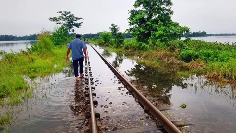 কুলাউড়ায় ডুবেছে রেললাইন, বন্ধ হতে পারে সিলেটের সঙ্গে রেল যোগাযোগ