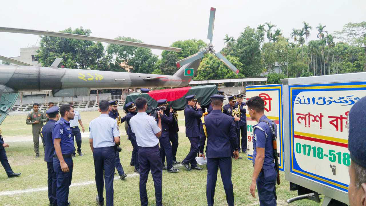 মানিকগঞ্জে পৌঁছেছে পাইলট অসীম জাওয়াদের মরদেহ