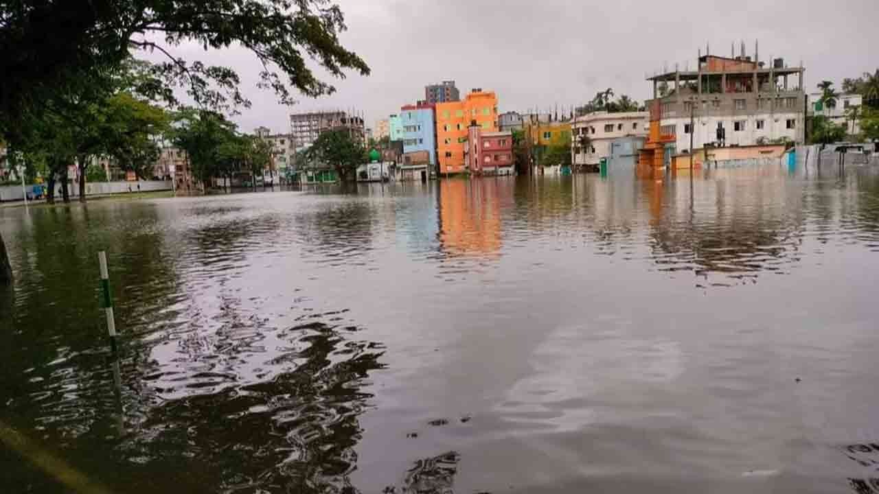 প্রবল বর্ষণে তলিয়ে গেছে ময়মনসিংহ নগরী, নিহত ১