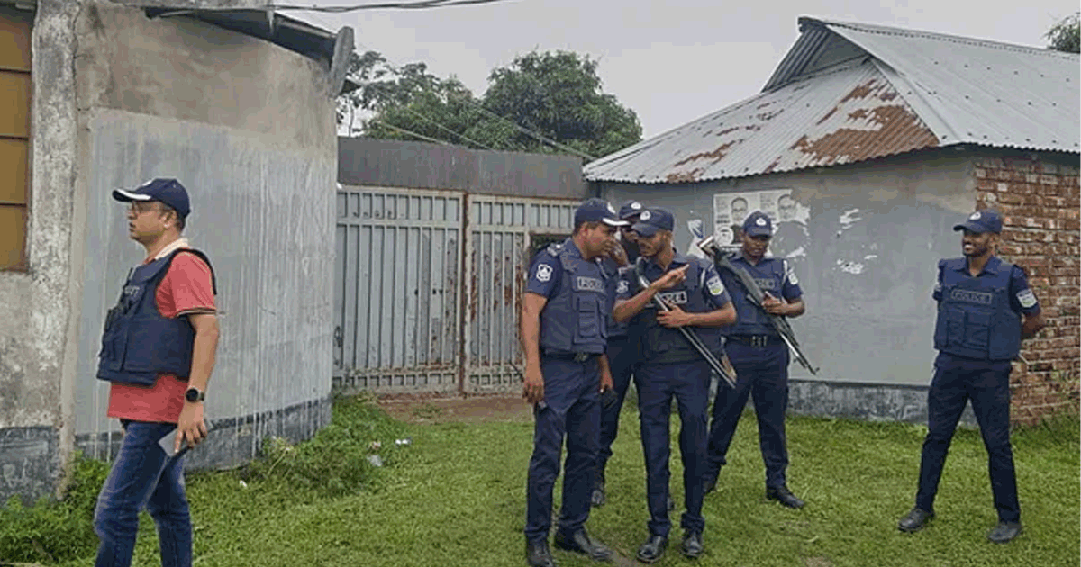 নেত্রকোনায় জঙ্গি আস্তানা সন্দেহে একটি বাড়ি ঘিরে রেখেছে পুলিশ