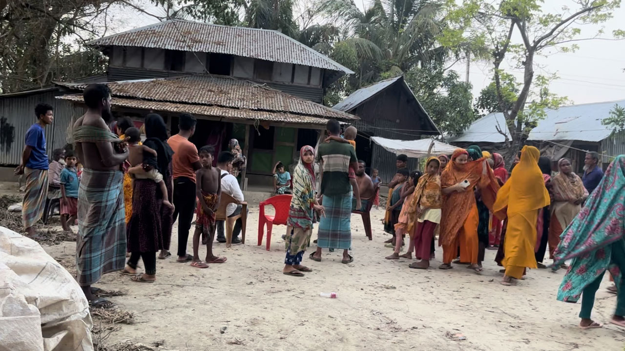 বিয়ের দাবিতে অনশনে কিশোরী, আত্মহত্যার হুমকি