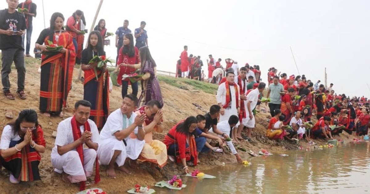 নদীতে ফুল ভাসিয়ে পাহাড়ে সামাজিক উৎসব শুরু