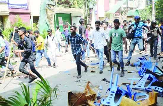 বেতন বাড়ানোর দাবিতে আবারও শ্রমিকদের বিক্ষোভ : আহত ৩