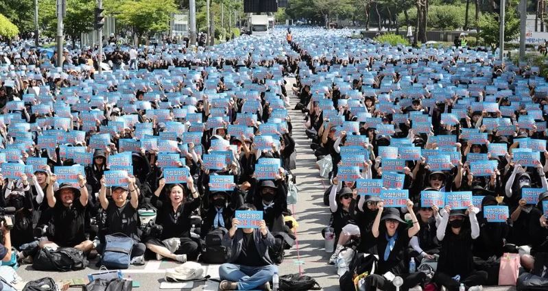 Teacher suicide exposes parent bullying in S Korea