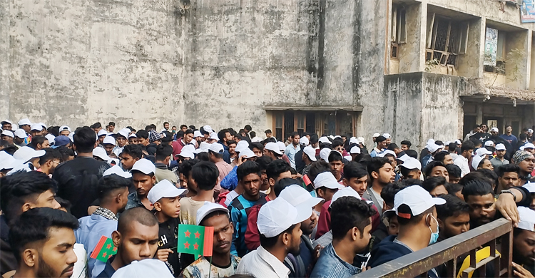 খণ্ড খণ্ড মিছিল নিয়ে সমাবেশস্থলে আসছেন নেতাকর্মীরা