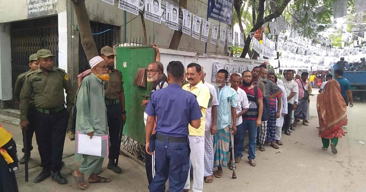 নগর পিতা বাছাইয়ে খুলনা ও বরিশালে চলছে ভোটগ্রহণ