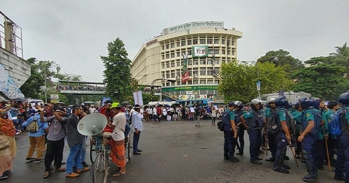 চাকরিতে প্রবেশে বয়সসীমা বৃদ্বির দাবিতে শিক্ষার্থীদের শাহবাগ অবরোধ