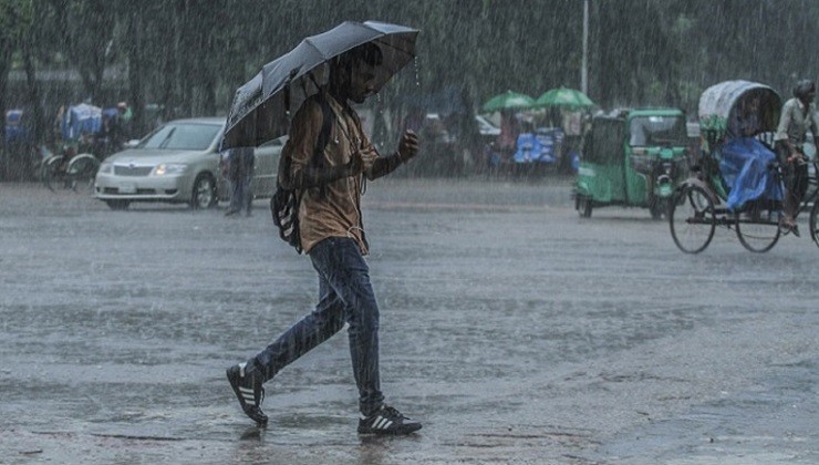 ভোর থেকে  রাজধানীতে  ভারি বৃষ্টি, বিপাকে পরীক্ষার্থীরা