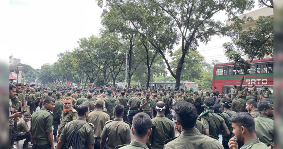 চাকরি জাতীয়করণের দাবিতে সচিবালয় ঘেরাও আনসার সদস্যদের