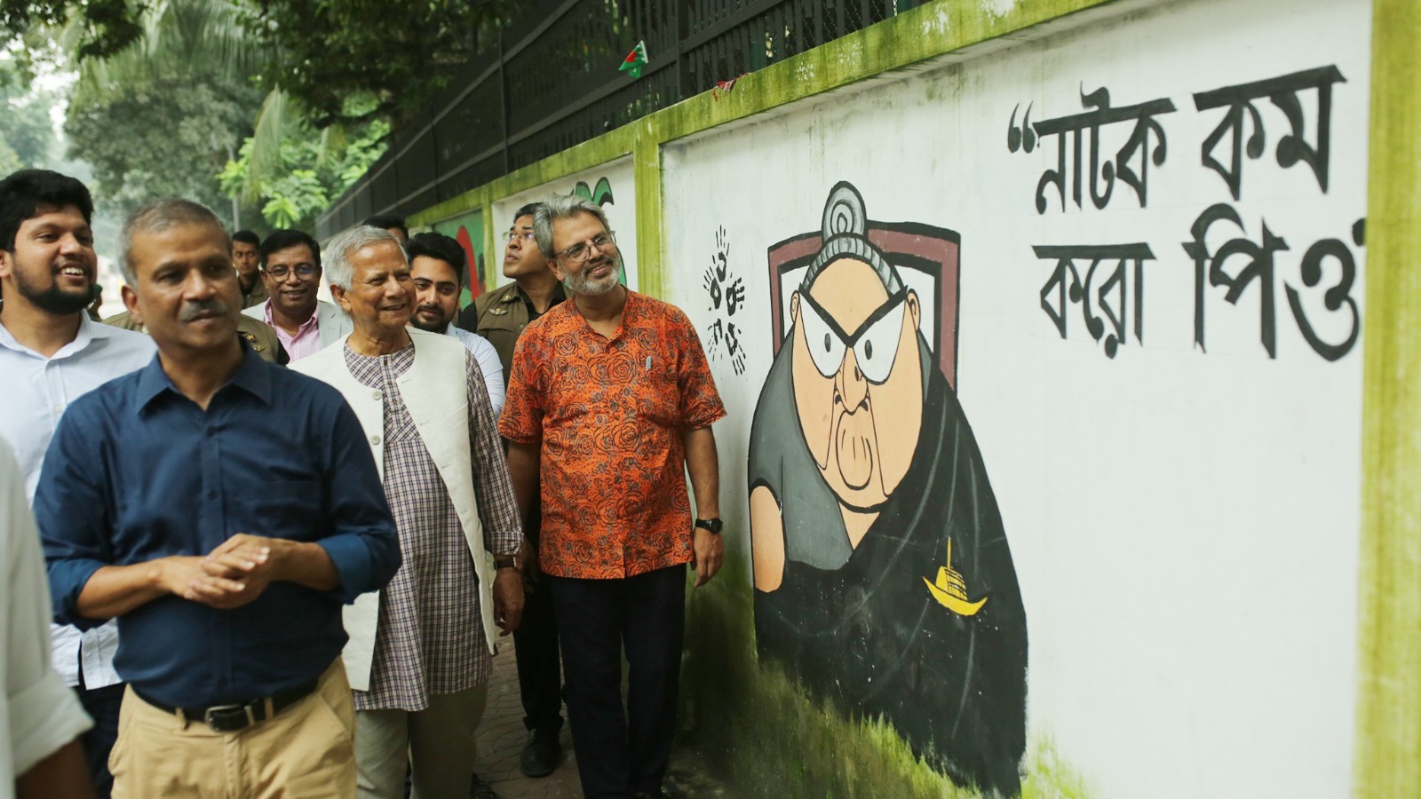 ঢাকা বিশ্ববিদ্যালয়ে গ্রাফিতি দেখতে প্রধান উপদেষ্টা