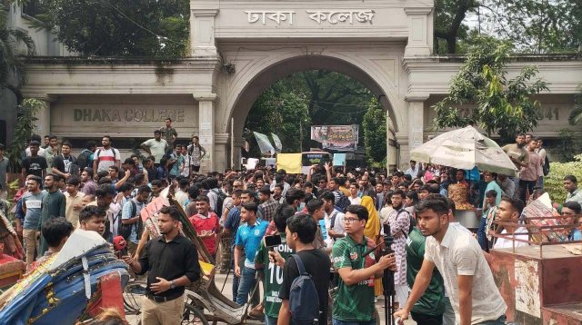 Traffic chaos in Dhaka as students rally for seven colleges‍‍` independence