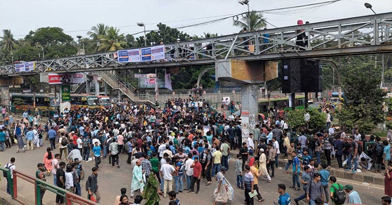 সায়েন্সল্যাবে শিক্ষার্থীদের অবরোধ, যান চলাচল বন্ধ