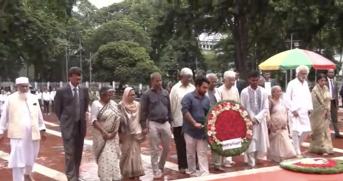 Chief Adviser Dr Yunus and his advisers pay respect to language heroes at Shaheed Minar