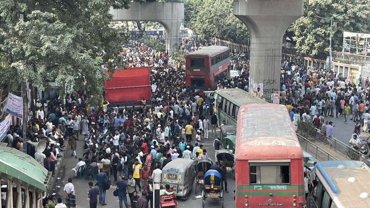 প্রেসক্লাবের সামনে অটোরিকশা চালকদের বিক্ষোভ ও গণঅবস্থান