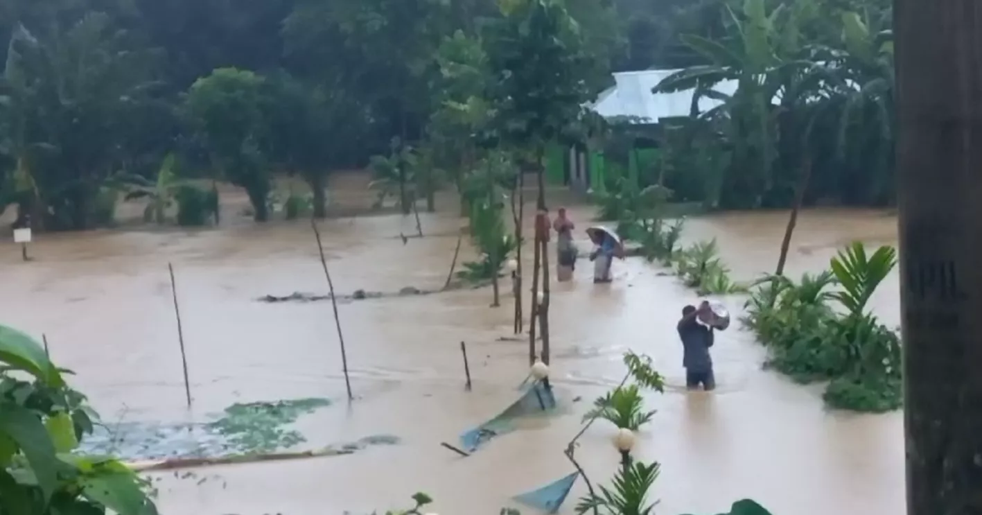 Hundreds waterlogged in Cumilla as heavy rain and rising Gomti River threaten flooding